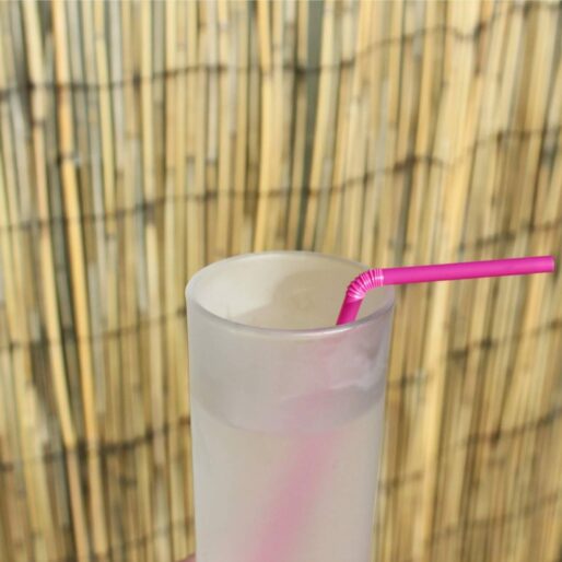 una cannuccia rosa piegata in un bicchiere