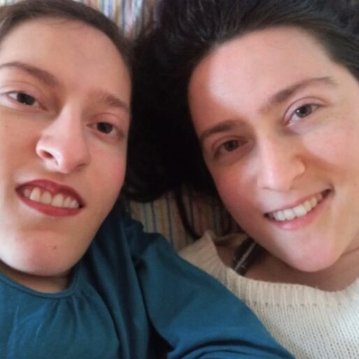 selfie di Elena (con una maglia ottanio) e Maria Chiara (con una maglia bianca) distese con le teste vicine.