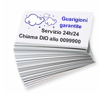 Una pila di biglietti da visita decorati con nuvolette e la scritta "Guarigioni garantite - servizio 24h/24 - Chiama DIO allo 0099900"