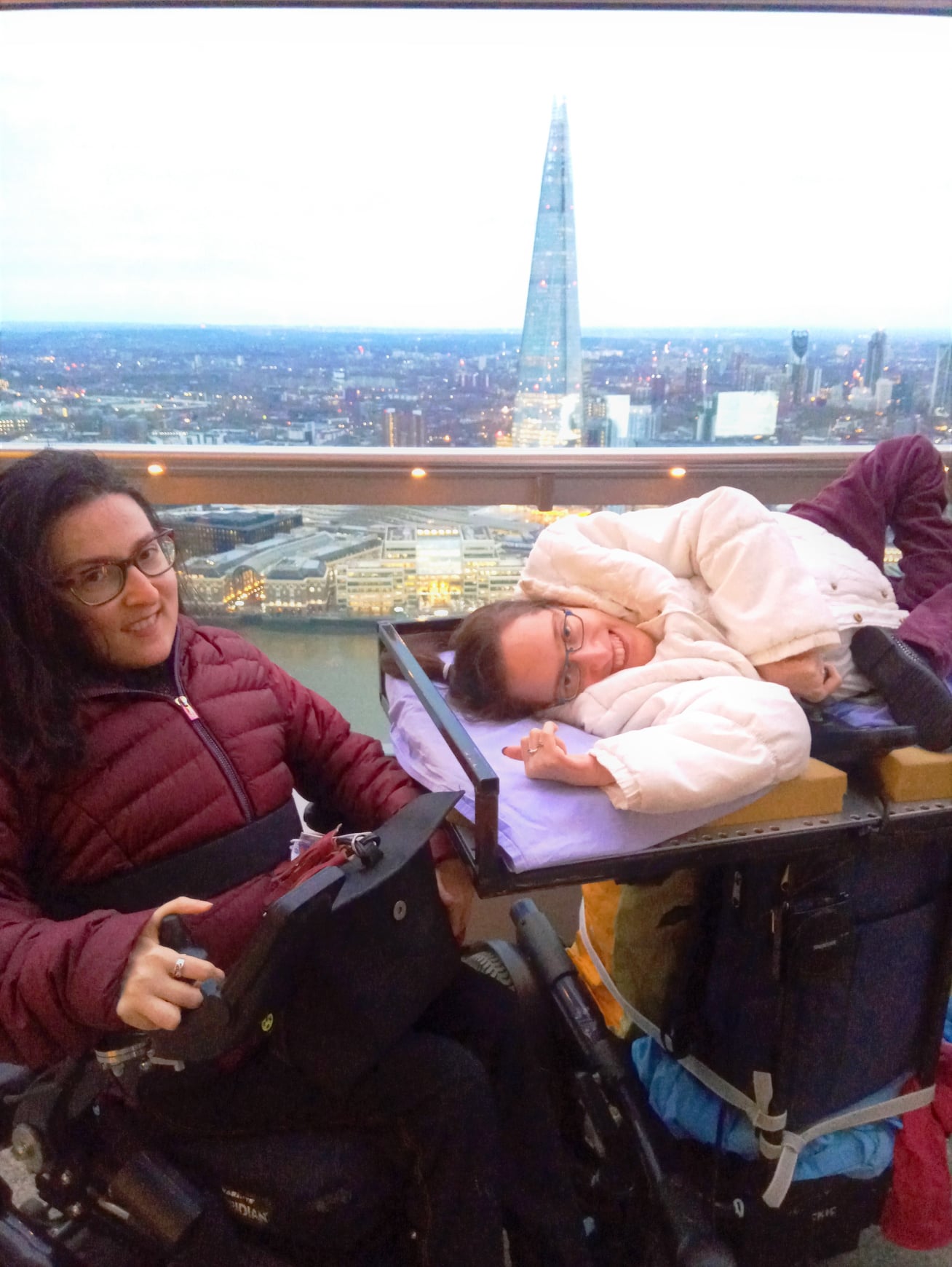 Chiara e Elena con una veduta panoramica di Londra, in cui spicca lo Shard.