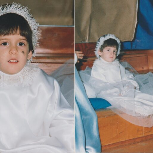 Due foto di Elena a tre anni durante una recita di Natale, con una veste bianca, una coroncina e dei glitter sulle guance. Ha un'espressione un po' scontenta